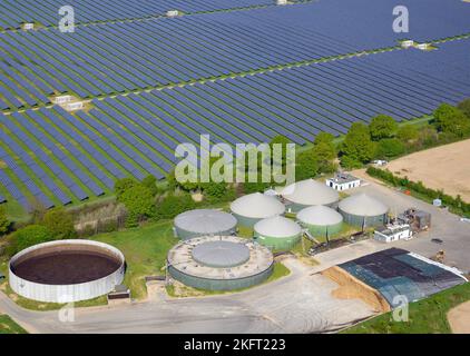 Veduta aerea di un impianto di biogas e di un campo solare, Schleswig-Holstein, Germania, Europa Foto Stock