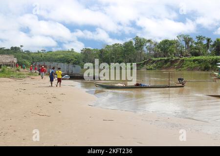 Popolazioni indigene, popolazioni indigene Huni kuin e barche sulle rive del fiume Jordão nella foresta amazzonica, Acre, Brasile, Sud Foto Stock