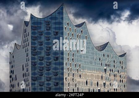 Elbe Philharmonic Hall, facciata in vetro contro le nuvole drammatiche, foto in bianco e nero, Amburgo, Germania, Europa Foto Stock