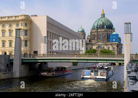 Barche per escursioni sullo Spree, Humboldt Forum, Cattedrale di Berlino, quartiere Nikolai, Berlino, Germania, Europa Foto Stock