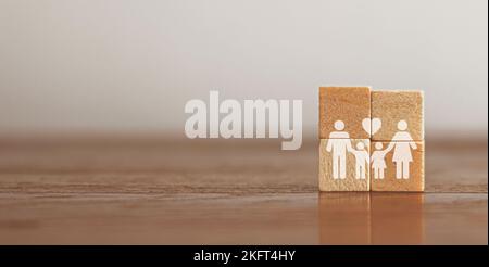 Woods Block Square con concetto di amore per la famiglia. Giornata internazionale delle famiglie. Assicurazione che protegge la salute della famiglia vive. Foto Stock