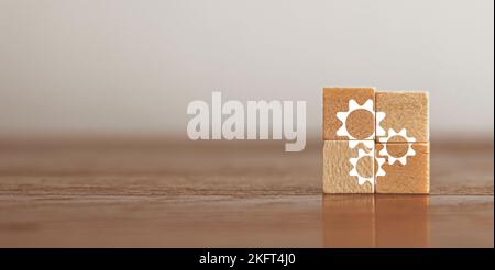 Blocco di legno quadrato con ingranaggi. Gestione aziendale e dei processi di successo. Diagramma di automazione del flusso di lavoro. Pianificazione della strategia di crescita. Foto Stock