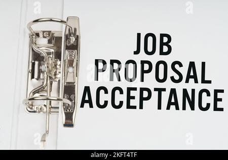 Finanza ed economia. Nella cartella sotto una graffetta vi è un foglio bianco con l'iscrizione - accettazione proposta di lavoro Foto Stock