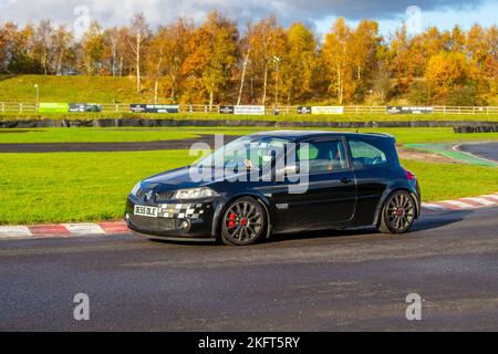 RENAULT Revoz Sport guida su impegnativi angoli ad alta velocità e tecnici a bassa velocità del circuito delle tre sorelle vicino a Wigan, Regno Unito Foto Stock