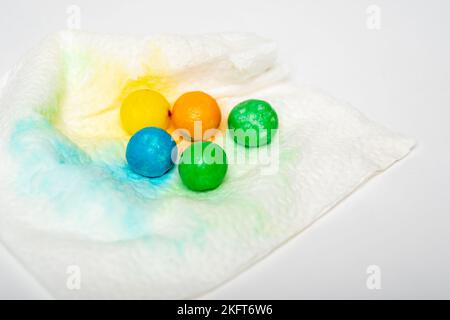 Sfondo di colorate caramelle rotonde arcobaleno, spazio copia, fuoco selettivo. Dolcetti per bambini. Dolci, lecca-lecca a base di zucchero. Foto Stock