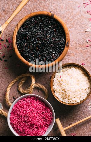 Da sopra ciotole con diversi tipi di riso messo su tavola Foto Stock