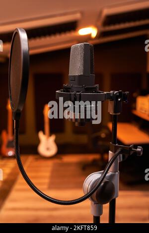 Microfono per la registrazione di voce con supporto antiurto e filtro pop su treppiede professionale Foto Stock