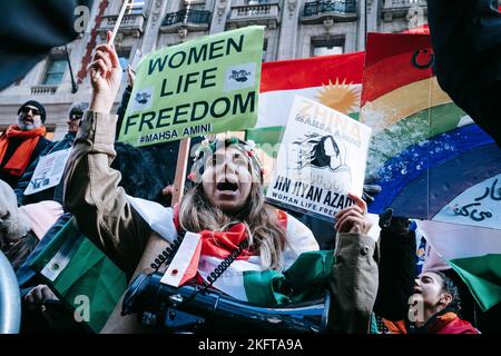 New York, Stati Uniti. 19th Nov 2022. Un manifestante tiene un cartello che dice "Donna, vita, libertà" durante la manifestazione. Migliaia di persone si sono dirette al quartier generale delle Nazioni Unite per commemorare Bloody nel novembre del 2019, quando le forze di sicurezza iraniane avrebbero ucciso circa 1500 manifestanti. I membri della diaspora iraniana si sono pronunciati contro la repressione mortale delle proteste scoppiate dopo la morte di Mahsa Amini nella custodia della cosiddetta polizia morale iraniana, e hanno chiesto l'intervento delle Nazioni Unite. (Foto di Olga Fedorova/SOPA Images/Sipa USA) Credit: Sipa USA/Alamy Live News Foto Stock