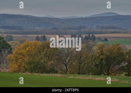 Novembre autunno nebbie nubi nebbie sogie Gory Montagne bassa Slesia Polonia Foto Stock