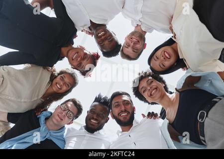 Il team professionale e professionale di affari felice sta nell'ufficio che guarda fotocamera Foto Stock