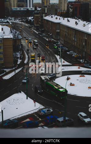 Un drone verticale di trasporto su una strada principale durante l'inverno a Brasov, Romania Foto Stock