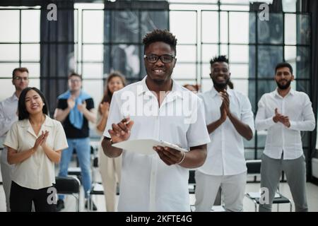 Vista ravvicinata degli ascoltatori dei seminari aziendali che si aggrappano alle mani Foto Stock