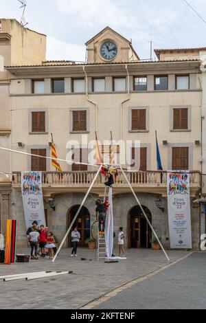 Inca, Spagna; ottobre 22 2022: Facciata principale del municipio della città maiorchina di Inca, una festa di mercato di strada Foto Stock