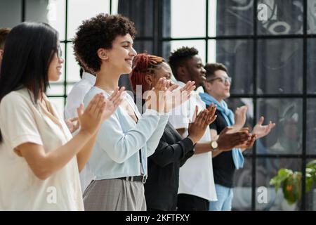 arge gruppo internazionale di persone felici applaudendo insieme Foto Stock