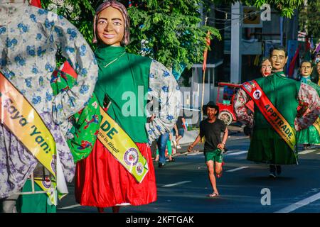 Angono, Rizal, 20 novembre 2022. Statue di papier-mache camminano per le strade di Angono, Rizal, durante la grande parata del Festival di Higantes il 20 novembre 2022. Dopo due anni di pausa a causa della pandemia, la gente del posto festeggia per la prima volta il festival della città. Si pensava che gli Higantes, o giganti della cartapesta, fossero stati creati dagli agricoltori locali durante l'era della colonizzazione spagnola come una forma di protesta contro i loro proprietari terrieri. Le marionette giganti della cartapesta variano nelle dimensioni da quattro a cinque piedi di diametro e da dieci a dodici piedi di altezza, e possono essere controllate solo dall'interno. Foto Stock