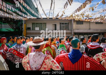 Angono, Rizal, 20 novembre 2022. Statue di papier-mache camminano per le strade di Angono, Rizal, durante la grande parata del Festival di Higantes il 20 novembre 2022. Dopo due anni di pausa a causa della pandemia, la gente del posto festeggia per la prima volta il festival della città. Si pensava che gli Higantes, o giganti della cartapesta, fossero stati creati dagli agricoltori locali durante l'era della colonizzazione spagnola come una forma di protesta contro i loro proprietari terrieri. Le marionette giganti della cartapesta variano nelle dimensioni da quattro a cinque piedi di diametro e da dieci a dodici piedi di altezza, e possono essere controllate solo dall'interno. Foto Stock