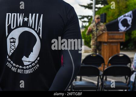 Un Airman indossa una maglietta Prisoner of War e Missing in Action durante una cerimonia POW/mia alla base aerea di Kunsan, Repubblica di Corea, 7 ottobre 2022. Con più di 81.000 servembers non contabilizzati, la Defense POW/mia Accounting Agency dell'esercito statunitense mira a recuperare tutti i resti di ogni membro di servizio dai conflitti passati e presenti. Foto Stock