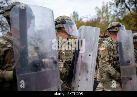 I soldati del 2nd del 151st Battaglione di fanteria, della Guardia nazionale dell'esercito dell'Indiana, praticano la folla e le tattiche di controllo delle sommosse con la Bundeswehr tedesca (esercito) presso l'Hohenfels Training Center, in Germania, il 7 ottobre 2022. La Task Force Nighthawk si sta addestrando ad essere la rotazione 31st delle forze statunitensi per sostenere l'operazione Joint Guardian nel comando regionale est, KFOR in Kosovo. Foto Stock