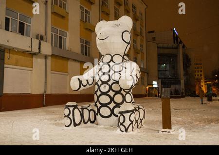 Ekaterinburg, RUSSIA 18 DICEMBRE 2021: Oggetto d'arte insolito di Andrey Dmitrievich Bartenev sulla strada della città di Ekaterinburg. Street Art. Grande legno Foto Stock