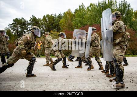 I soldati del 2nd del 151st Battaglione di fanteria, della Guardia nazionale dell'esercito dell'Indiana, praticano la folla e le tattiche di controllo delle sommosse con la Bundeswehr tedesca (esercito) presso l'Hohenfels Training Center, in Germania, il 7 ottobre 2022. La Task Force Nighthawk si sta addestrando ad essere la rotazione 31st delle forze statunitensi per sostenere l'operazione Joint Guardian nel comando regionale est, KFOR in Kosovo. Foto Stock