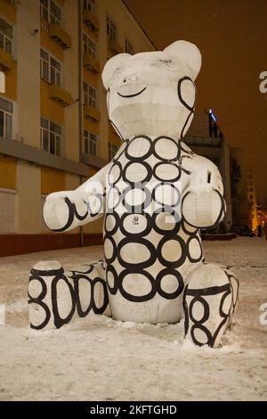 Ekaterinburg, RUSSIA 18 DICEMBRE 2021: Oggetto d'arte insolito di Andrey Dmitrievich Bartenev sulla strada della città di Ekaterinburg. Street Art. Grande legno Foto Stock