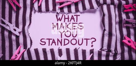 Segno di scrittura della mano che cosa li rende standout. Parola scritta sul chiedere qualcuno circa le sue qualità Foto Stock