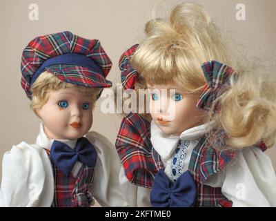 Germania. 19th Nov 2022. In questa foto, le bambole in porcellana vintage sono due ragazze con capelli biondi in tute a scacchi. Le bambole di porcellana erano popolari nel 18th ° secolo in Francia. Sono stati utilizzati per promuovere la moda francese nel mondo. Di solito, tali bambole sono state fornite con un gran numero di vestiti e inviati ai clienti come mini manichini. Credit: SOPA Images Limited/Alamy Live News Foto Stock