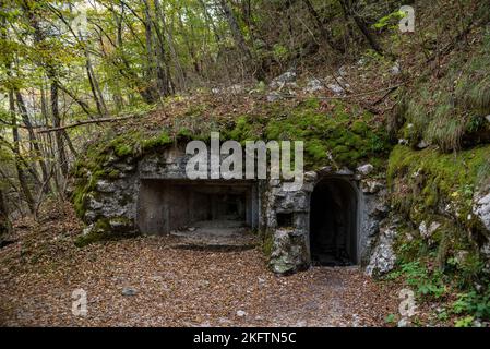 Forte storico Kluze e sistemi di difesa circostanti nella valle del Soca, Slovenia Foto Stock