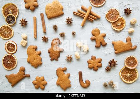 Assortimento di biscotti di pan di zenzero e spezie su sfondo grigio. Umore di Natale. Foto Stock