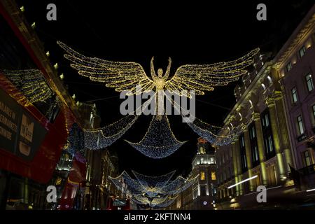 Luci di Natale illuminazioni Angeli Regent Street West End Londra Foto Stock