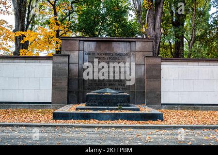 Monumento commemorativo e cimitero di guerra sovietico per i soldati morti durante la guerra mondiale, Schönholzer Heide, Niederschönhausen, Pankow, Berlino, Germania Foto Stock