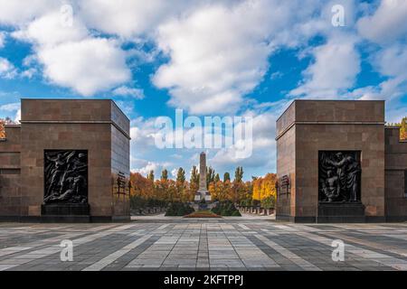 Portale principale del memoriale e cimitero della guerra sovietica per i soldati morti nella seconda guerra mondiale, Schönholzer Heide, Niederschönhausen, Pankow, Berlino, Germania Foto Stock