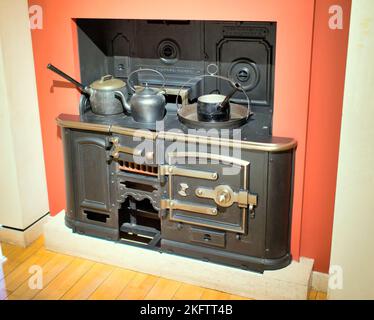 Antico fornello di ferro con forno Museo Nazionale di Scozia, Chambers St, Edimburgo EH1 1JF Foto Stock