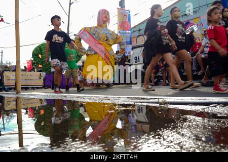 Angono, Rizal, Filippine. 20th Nov 2022. La sfilata dei burattini giganti nella capitale dell'arte delle Filippine è tornata dopo due anni di pandemia. Il Festival Higantes (gigante) sfilano le strade di Angono, provincia di Rizal. Le marionette della testa della macchina di carta sono state originariamente fatte per mettere a vergogna funzionari corrotti durante il governo spagnolo. Ora, gli Higantes sono venuti un lungo cammino e si evolvono in un festival sui tempi moderni dall'era spagnola. Il festival porta gioia e divertimento alla gente del paese di Angono e ai turisti. Ora, portano un sash per rappresentare qualcuno o promuovere qualcosa con Foto Stock