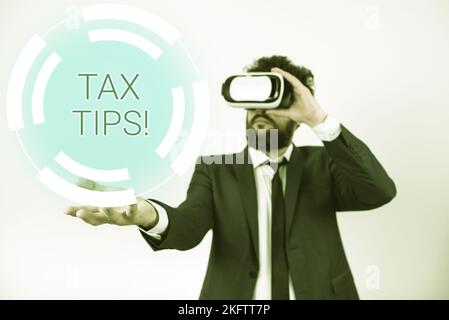 Ispirazione mostrando segni Tax Tips. Word for Help idee per la tassazione aumento dei guadagni riduzione delle spese Foto Stock