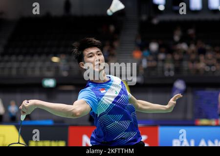 SYDNEY, AUSTRALIA - 18 NOVEMBRE: Kean Yew Loh di Singapore in azione durante la partita di single Mens tra Cina e Singapore a Quaycenter il 18 novembre 2022 a Sydney, Australia Foto Stock