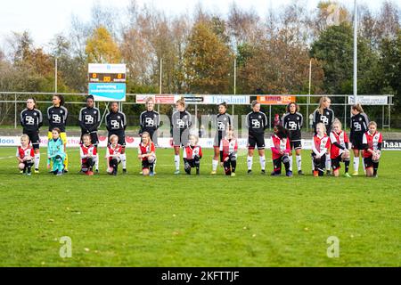 Heerenveen, Paesi Bassi. 20 novembre 2022 Heerenveen - giocatori di Feyenoord V1 durante la partita tra SC Heerenveen V1 e Feyenoord V1 allo Sportpark Skoatterwald il 20 novembre 2022 a Heerenveen, Paesi Bassi. (Da Box a Box Pictures/Yannick Verhoeven) Foto Stock