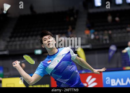 SYDNEY, AUSTRALIA - 18 NOVEMBRE: Kean Yew Loh di Singapore in azione durante la partita di single Mens tra Cina e Singapore a Quaycenter il 18 novembre 2022 a Sydney, Australia Foto Stock