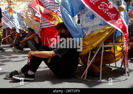 Angono, Rizal, Filippine. 20th Nov 2022. La sfilata dei burattini giganti nella capitale dell'arte delle Filippine è tornata dopo due anni di pandemia. Il Festival Higantes (gigante) sfilano le strade di Angono, provincia di Rizal. Le marionette della testa della macchina di carta sono state originariamente fatte per mettere a vergogna funzionari corrotti durante il governo spagnolo. Ora, gli Higantes sono venuti un lungo cammino e si evolvono in un festival sui tempi moderni dall'era spagnola. Il festival porta gioia e divertimento alla gente del paese di Angono e ai turisti. Ora, portano un sash per rappresentare qualcuno o promuovere qualcosa con Foto Stock