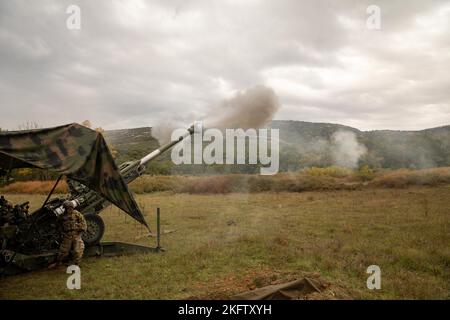 Paracadutisti dell'esercito degli Stati Uniti assegnati a Chaos Battery, 4th battaglione, 319th Airborne Field Artillery Regiment Fire un M777A2 come parte dell'esercizio Foch 22 il 7 2022 ottobre presso Plan De Canjuers Training Area, France Exercise Foch è un esercizio di artiglieria dal vivo condotto tra 4th battaglione, 319th Airborne Field Artillery Regiment, 173rd Brigata aerea e la francese 35e Régiment d'Artillerie Parachutiste presso Plan De Canjuers Training Area, Francia, con l'obiettivo di dimostrare letalità e interoperabilità tra unità di artiglieria aerea statunitensi e francesi. La Brigata aerea 173rd è la U. Foto Stock