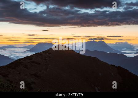 Vista dal Monte Frechjoch all'alba sul Veitsberg e sui Monti Kaiser, Tirolo, Austria Foto Stock