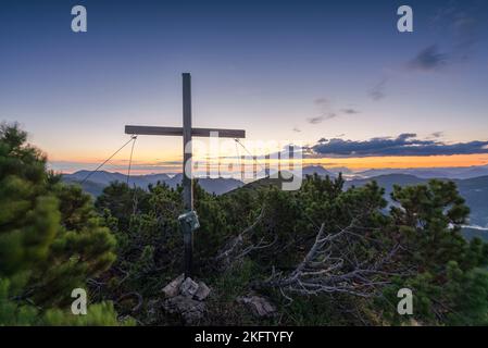 Vista dalla croce sommitale sul Monte Frechjoch all'alba sul Veitsberg e sui Monti Kaiser, Tirolo, Austria Foto Stock