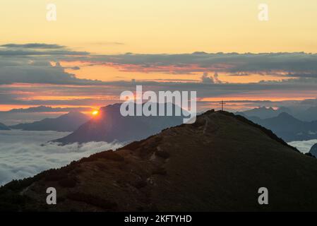 Vista dal Monte Frechjoch all'alba sul Veitsberg e sui Monti Kaiser, Tirolo, Austria Foto Stock