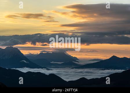 Aussicht vom Veitsberg auf den Sonnenaufgang über dem Kaisergebirge und den Kitzbüheler Alpen, Tirol, Österreich Foto Stock