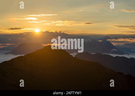 Vista dal Monte Frechjoch all'alba sul Veitsberg e sui Monti Kaiser, Tirolo, Austria Foto Stock