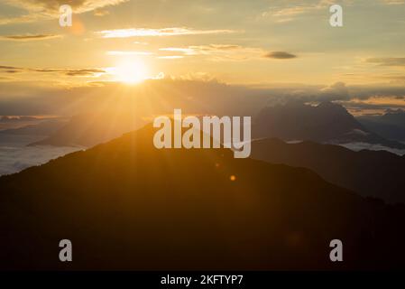 Vista dal Monte Frechjoch all'alba sul Veitsberg e sui Monti Kaiser, Tirolo, Austria Foto Stock