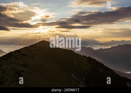 Vista dal Monte Frechjoch all'alba sul Veitsberg e sui Monti Kaiser, Tirolo, Austria Foto Stock
