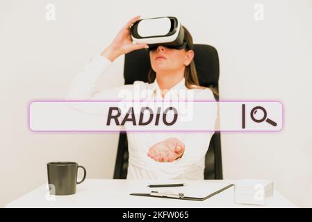 Scrittura a mano di testo radio. Concetto di trasmissione via Internet ricezione onde elettromagnetiche che trasportano messaggi sonori Foto Stock