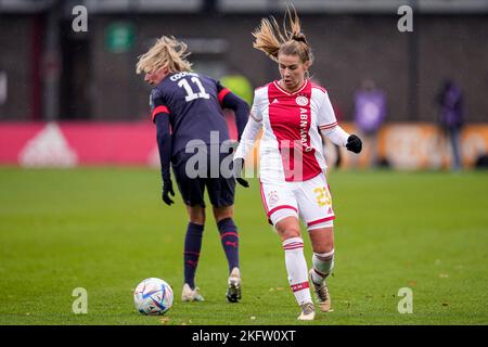 DUIVENDRECHT, PAESI BASSI - 20 NOVEMBRE: Victoria Pelova di Ajax durante la partita olandese di donne azerone Eredivie tra Ajax e PSV Eindhoven a De Toekomst il 20 novembre 2022 a Duivendrecht, Paesi Bassi (Foto di Patrick Goosen/Orange Pictures) Foto Stock