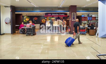 PARIGI, FRANCIA - 08 AGOSTO 2015: Interior shot dell'aeroporto di Parigi Orly Foto Stock